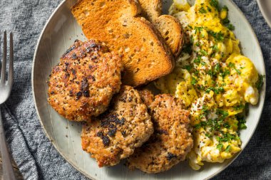 Ev yapımı sosisli sandviç, yumurta ve tost.