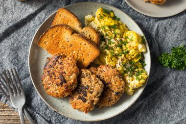 Ev yapımı sosisli sandviç, yumurta ve tost.