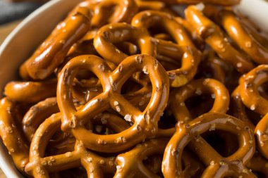 Bir kasede tuzlu gevrek kraker