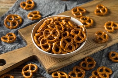 Bir kasede tuzlu gevrek kraker