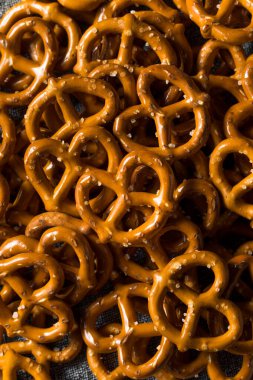 Bir kasede tuzlu gevrek kraker