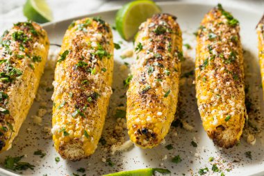 Ev yapımı Baharatlı Meksika Sokağında Mayo Limonlu ve Peynirli Mısır