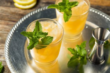 Viski Ezmesi 'ni Burbon ve Naneli Tazeleyici