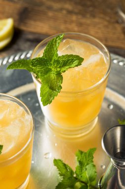 Viski Ezmesi 'ni Burbon ve Naneli Tazeleyici