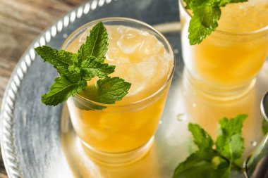 Viski Ezmesi 'ni Burbon ve Naneli Tazeleyici