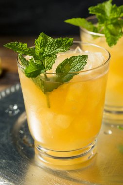 Viski Ezmesi 'ni Burbon ve Naneli Tazeleyici