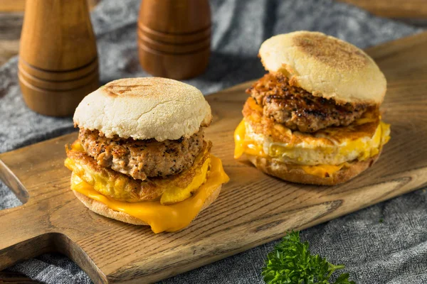 Hausgemachtes Frühstück Wurst Patty Sandwich Mit Eiern Und Käse — Stockfoto