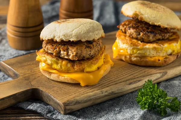 Hausgemachtes Frühstück Wurst Patty Sandwich Mit Eiern Und Käse — Stockfoto