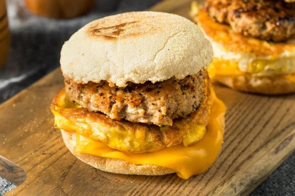 Hausgemachtes Frühstück Wurst Patty Sandwich Mit Eiern Und Käse — Stockfoto