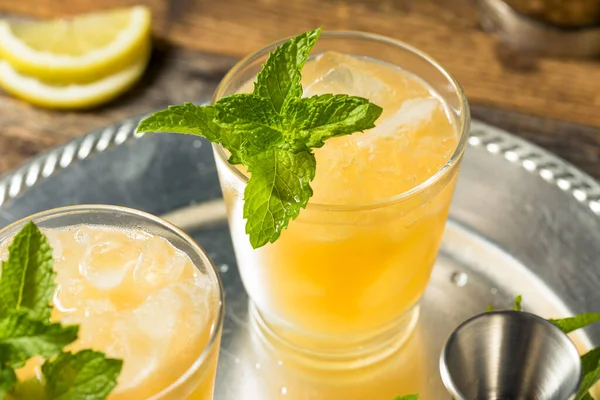 Erfrischender Boozy Whiskey Smash Mit Bourbon Und Minze — Stockfoto