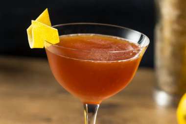 İçkili Burbon Kağıt Uçak Limon Suyu 'yla Kokteyl