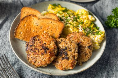 Ev yapımı sosisli sandviç, yumurta ve tost.