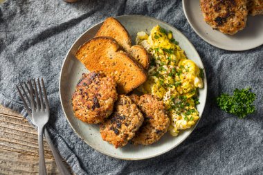 Ev yapımı sosisli sandviç, yumurta ve tost.