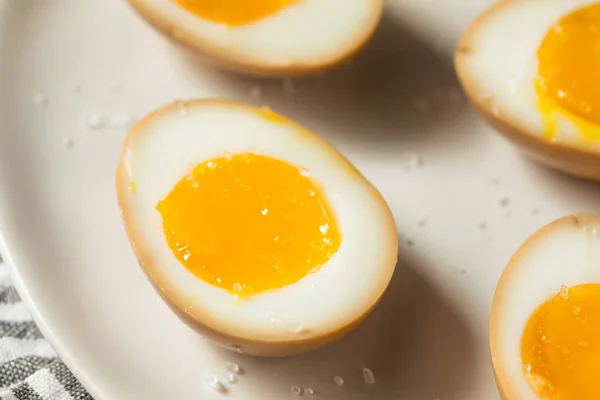 Hausgemachte Unami Sojasauce Eier Mit Meersalz — Stockfoto