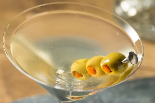 Ποτό Παραδοσιακό Dirty Martini Olive Garnish — Φωτογραφία Αρχείου