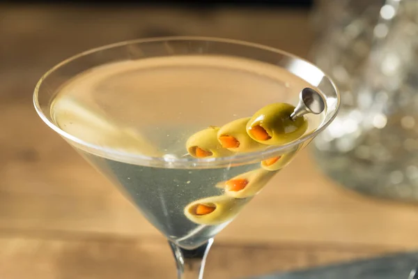 Fyllig Traditionell Smutsig Martini Med Olivgarnering — Stockfoto