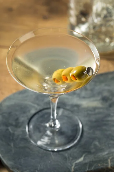 Drank Traditionele Dirty Martini Met Olive Garnish — Stockfoto