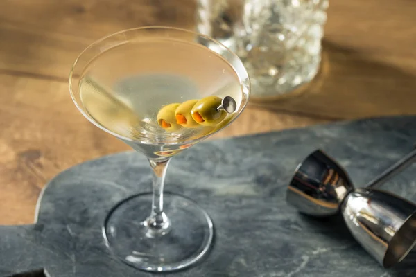 Fyllig Traditionell Smutsig Martini Med Olivgarnering — Stockfoto