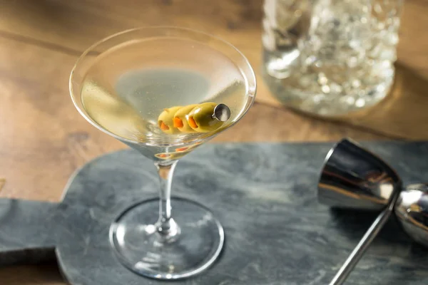 Spruttede Traditionelle Fræk Martini Med Oliven Garnish - Stock-foto