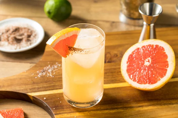 Освіжаючи Boozy Mezcal Spicy Paloma Cocktail Грейпфрутом — стокове фото