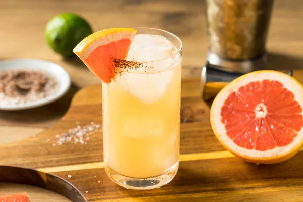 Verfrissende Boozy Mezcal Spicy Paloma Cocktail Met Grapefruit — Stockfoto