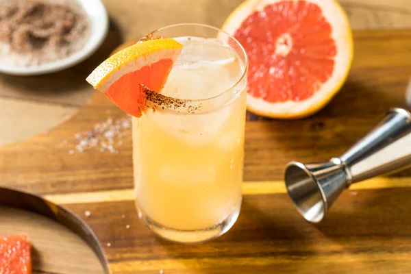 さわやかなBoozy Mezcalスパイシーパロマカクテルとグレープフルーツ — ストック写真