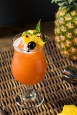 Ev yapımı Singapur Tazeleyici Rom ve PIneapple ile Kokteyl