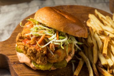 Ev yapımı baharatlı tavuklu sandviç ve patates kızartması.