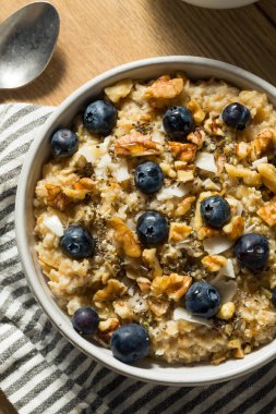 Ceviz ve Chia ile ev yapımı sağlıklı yulaf ezmesi.