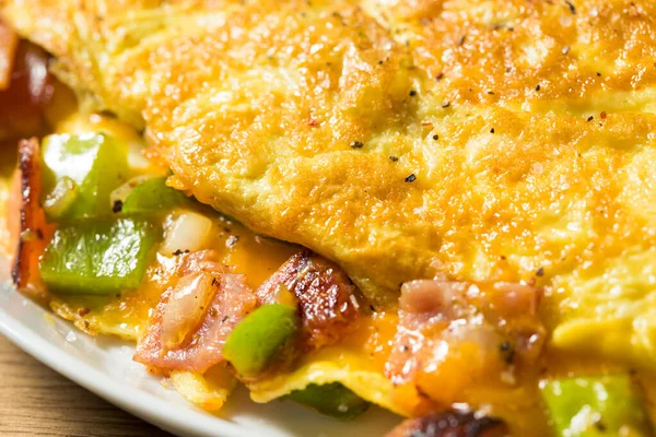 Hemlagad Skinka Och Peppar Denver Omelett Med Cheddar Ost — Stockfoto
