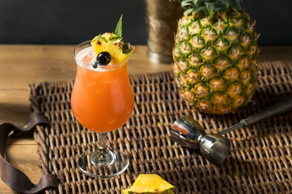 Zelfgemaakte Verfrissende Singapore Sling Cocktail Met Rum Ananas — Stockfoto