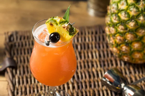 Zelfgemaakte Verfrissende Singapore Sling Cocktail Met Rum Ananas — Stockfoto