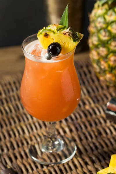 Zelfgemaakte Verfrissende Singapore Sling Cocktail Met Rum Ananas — Stockfoto