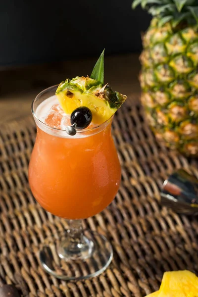 Hausgemachter Erfrischender Singapore Sling Cocktail Mit Rum Und Pineapple — Stockfoto