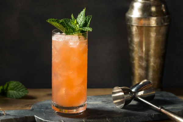 Hausgemachter Erfrischender Zombie Tiki Drink Cocktail Mit Ananas Und Minze — Stockfoto