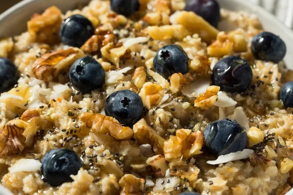 自制健康早餐燕麦与坚果蓝莓和茶 — 图库照片