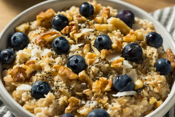 自制健康早餐燕麦与坚果蓝莓和茶 — 图库照片
