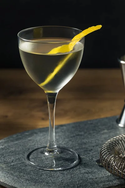 Bebida Vesper Seco Martini Cocktail Com Casca Limão — Fotografia de Stock