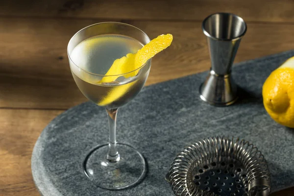 Boozy Dry Vesper Martini Cocktail Mit Zitronenschale — Stockfoto
