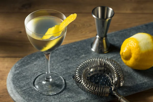 Boozy Dry Vesper Martini Cocktail Avec Une Écorce Citron — Photo