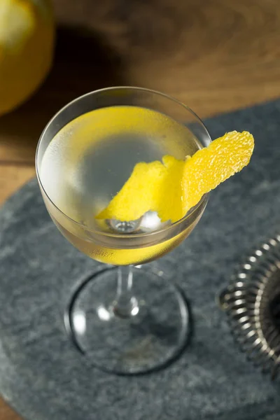 Boozy Wytrawny Vesper Martini Koktajl Skórką Cytryny — Zdjęcie stockowe