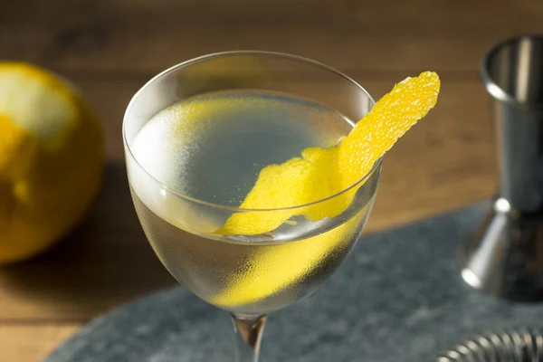 Bebida Vesper Seco Martini Cocktail Com Casca Limão — Fotografia de Stock