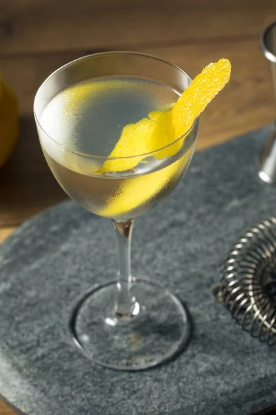 Boozy Dry Vesper Martini Cocktail Con Buccia Limone — Foto Stock