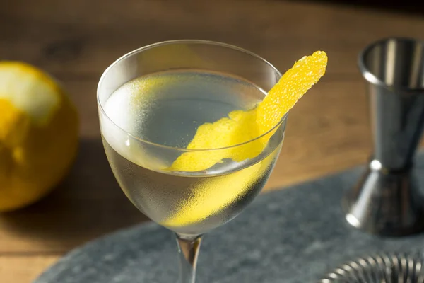 Boozy Dry Vesper Martini Cocktail Con Buccia Limone — Foto Stock