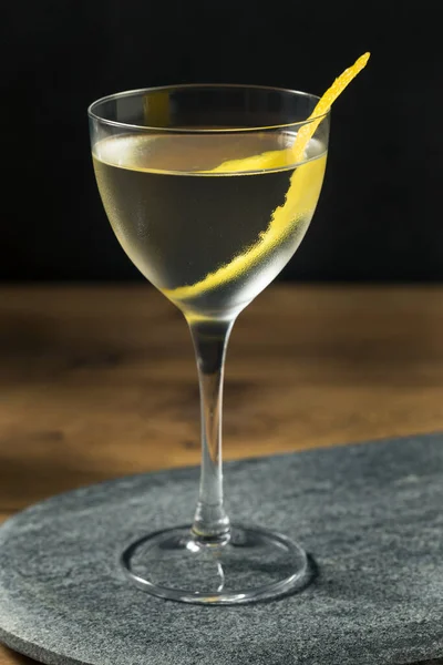 Boozy Wytrawny Vesper Martini Koktajl Skórką Cytryny — Zdjęcie stockowe