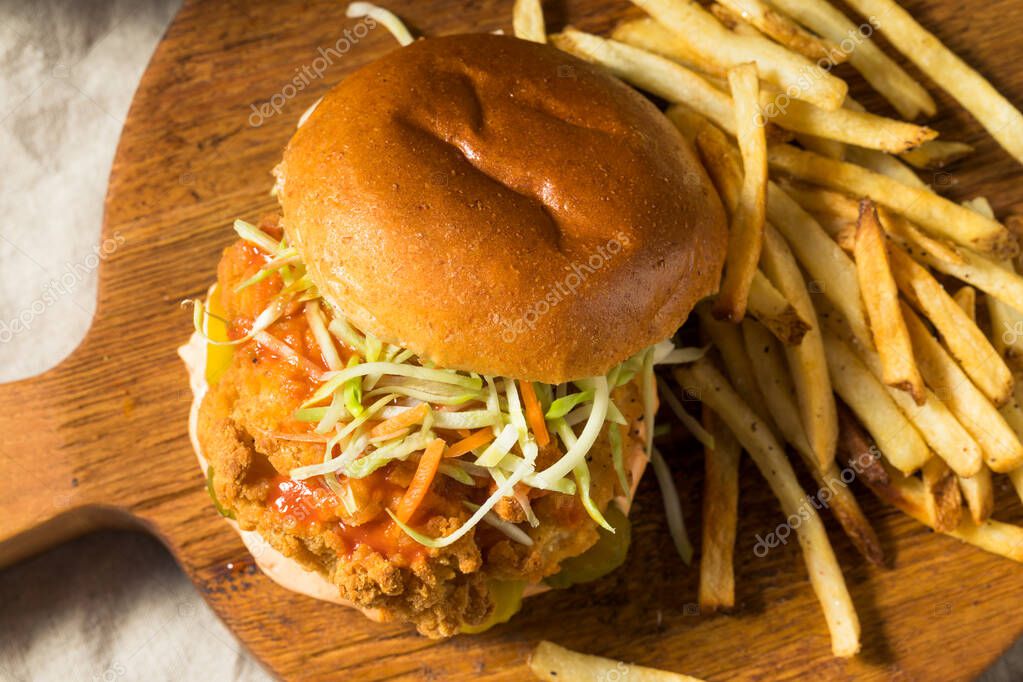 Sandwich de pollo frito picante casero con papas fritas 2022