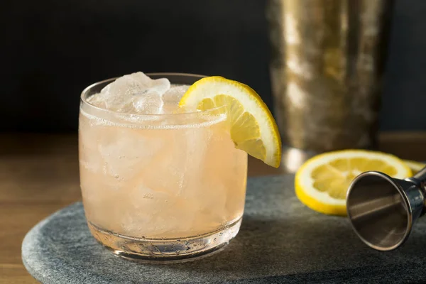 Boozy Sour Gin Fitzgerald Cocktail Mit Zitronengarnitur — Stockfoto
