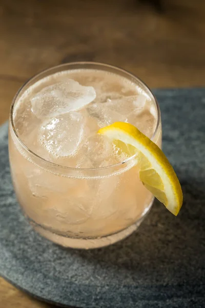 Boozy Sour Gin Fitzgerald Cocktail Con Una Decorazione Limone — Foto Stock