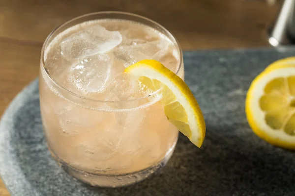 Gim Azedo Bebida Fitzgerald Cocktail Com Uma Guarnição Limão — Fotografia de Stock