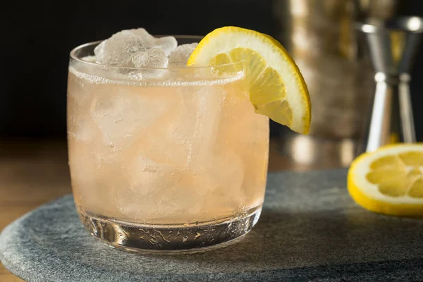 Boozy Sour Gin Fitzgerald Cocktail Mit Zitronengarnitur — Stockfoto